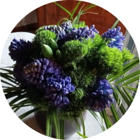 Bouquet  profumato  con giacinti e verde decorativo