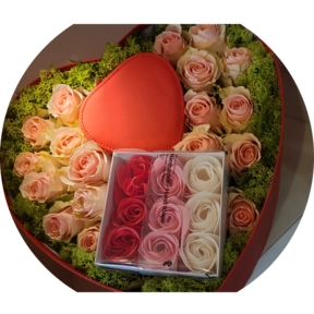 Scatola a forma di cuore  Con rose e candele profumate