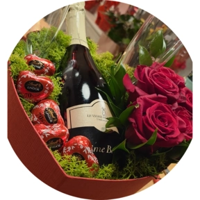 Scatola cuore  con rose rosse, bottiglia di prosecco, 2 calici e cioccolatini 